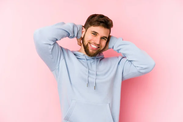 Jovem Caucasiano Isolado Fundo Rosa Alongamento Braços Posição Relaxada — Fotografia de Stock