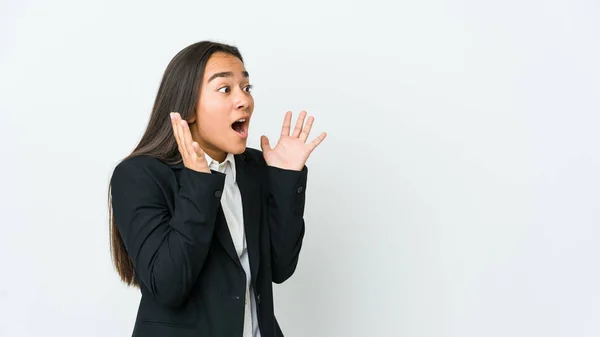 白い背景に隔離された若いアジア人のビジネス女性は大声で叫び 目を開け 手を緊張させ続ける — ストック写真