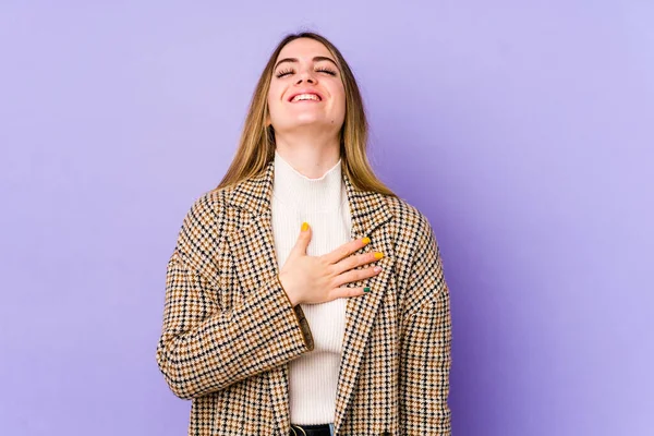 Молода Біла Жінка Ізольована Фіолетовому Фоні Сміється Голосно Тримаючи Руку — стокове фото