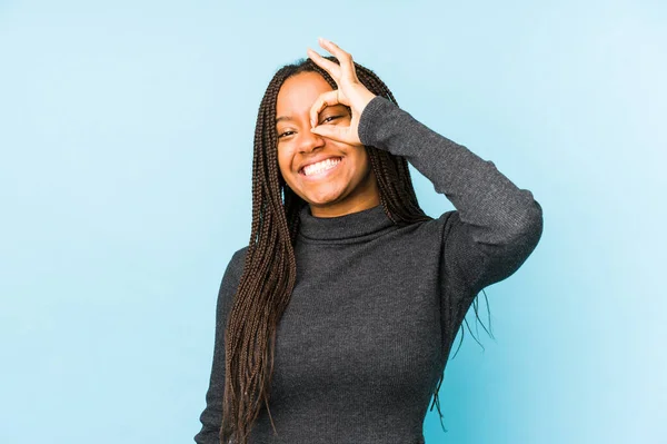 Giovane Donna Afro Americana Isolato Sfondo Blu Eccitato Mantenendo Gesto — Foto Stock