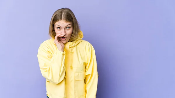 Mladá Blondýna Žena Izolované Fialovém Pozadí Říká Tajné Horké Brzdění — Stock fotografie