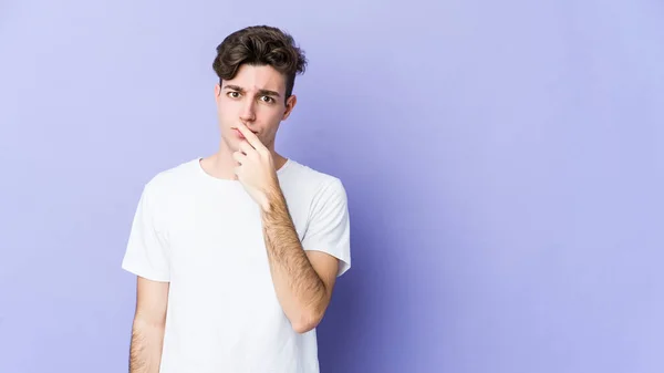 Jovem Caucasiano Isolado Fundo Roxo Pensando Olhando Para Cima Sendo — Fotografia de Stock