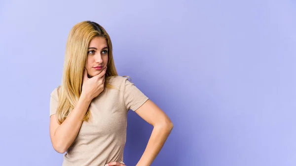 Ung Blond Kaukasiska Kvinna Röra Baksidan Huvudet Tänka Och Göra — Stockfoto