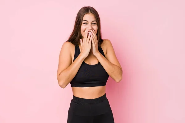 Junge Kaukasische Fitness Frau Treibt Sport Isoliert Über Etwas Lachen — Stockfoto