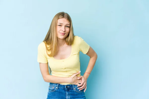 Mujer Rubia Joven Aislada Sobre Fondo Azul Con Dolor Hígado —  Fotos de Stock