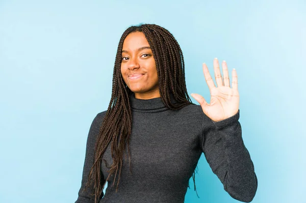 Jeune Femme Afro Américaine Isolée Sur Fond Bleu Souriant Gai — Photo