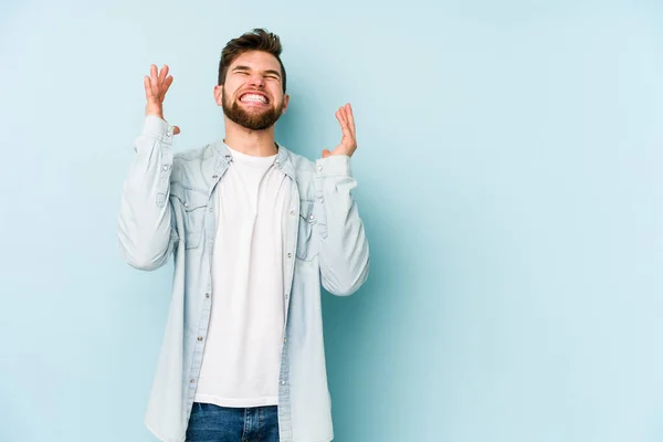 Joven Hombre Caucásico Aislado Sobre Fondo Azul Alegre Riendo Mucho — Foto de Stock