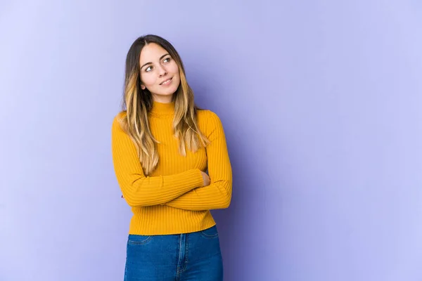 Giovane Donna Caucasica Isolata Sfondo Viola Sognando Raggiungere Obiettivi Scopi — Foto Stock