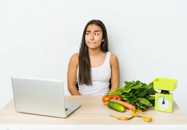 Joven Dietista Asiática Aislada Sobre Fondo Blanco Confundida Siente Dudosa — Foto de Stock