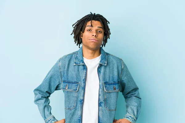 Jonge Zwarte Man Het Dragen Van Een Jeans Jas Verdrietig — Stockfoto