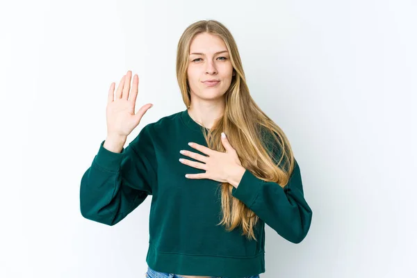 Mladá Blondýna Žena Izolované Bílém Pozadí Skládající Přísahu Dávat Ruku — Stock fotografie