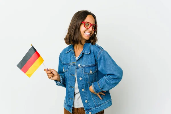 白い背景にドイツ国旗を掲げた若いラテン女性が笑い 目を閉じ リラックスして幸せを感じる — ストック写真