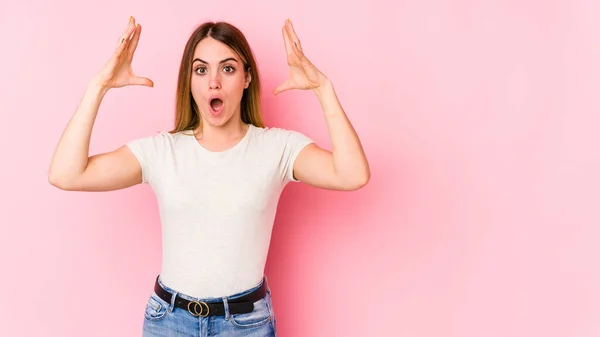 Jonge Blanke Vrouw Geïsoleerd Roze Achtergrond Vieren Van Een Overwinning — Stockfoto