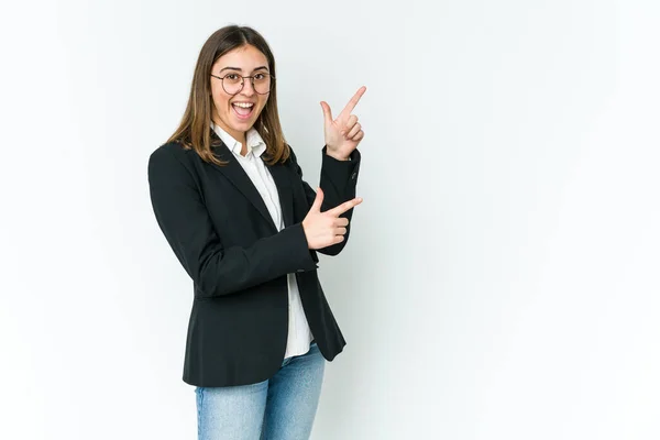 Νεαρή Καυκάσια Επιχειρηματίας Δείχνει Μπροστινά Δάχτυλα Ένα Χώρο Αντιγραφής Εκφράζοντας — Φωτογραφία Αρχείου