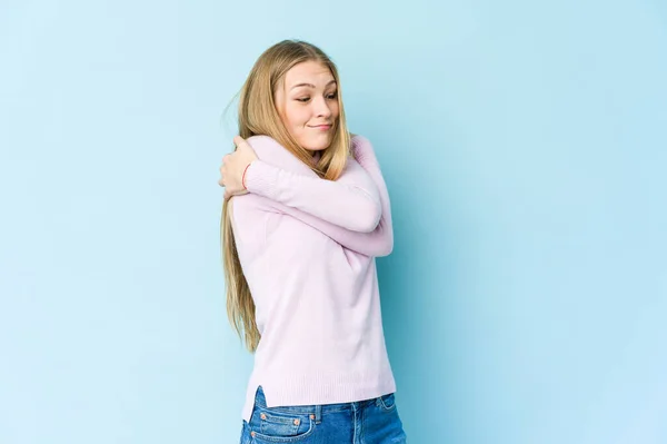 Mladá Blondýnka Žena Izolované Modrém Pozadí Objetí Usměvavý Bezstarostný Šťastný — Stock fotografie