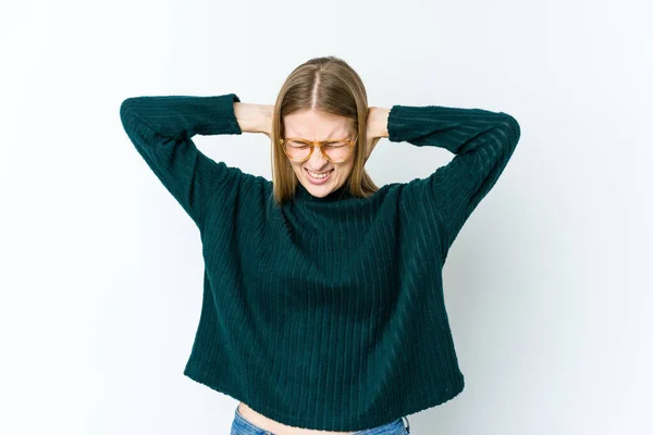 Ung Blond Kvinna Isolerad Vit Bakgrund Täcker Öron Med Händer — Stockfoto