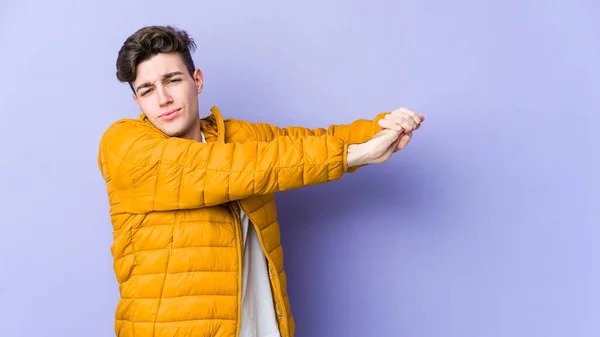 Joven Hombre Caucásico Aislado Sobre Fondo Púrpura Brazos Extendidos Posición —  Fotos de Stock