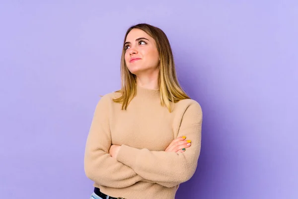 Mulher Caucasiana Jovem Isolado Fundo Roxo Sonhando Alcançar Objetivos Propósitos — Fotografia de Stock