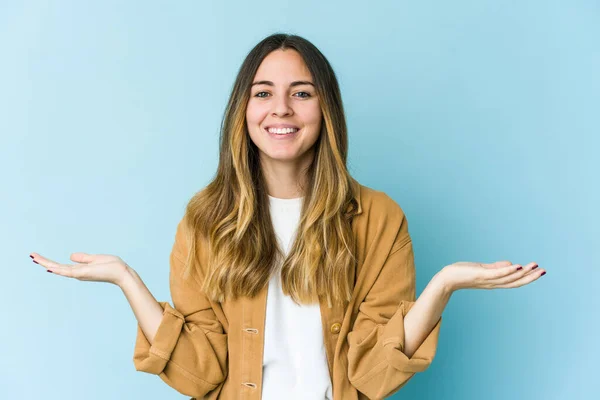 Giovane Donna Caucasica Isolata Sfondo Blu Scala Con Braccia Sente — Foto Stock