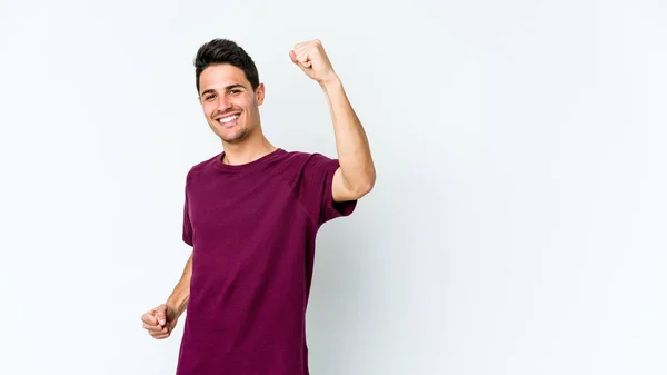 Joven Hombre Caucásico Aislado Sobre Fondo Blanco Animando Despreocupado Emocionado — Foto de Stock