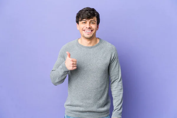 Jovem Homem Legal Sorrindo Levantando Polegar — Fotografia de Stock