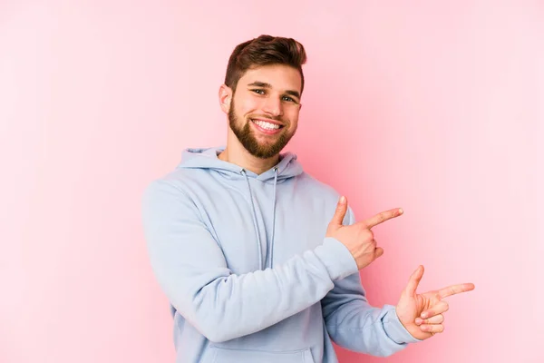 Jonge Blanke Man Geïsoleerd Roze Achtergrond Opgewonden Wijzend Met Wijsvingers — Stockfoto