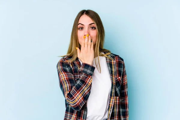 Mulher Branca Jovem Isolado Fundo Azul Chocado Cobrindo Boca Com — Fotografia de Stock