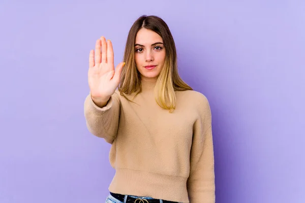 Mulher Caucasiana Jovem Isolado Fundo Roxo Com Mão Estendida Mostrando — Fotografia de Stock