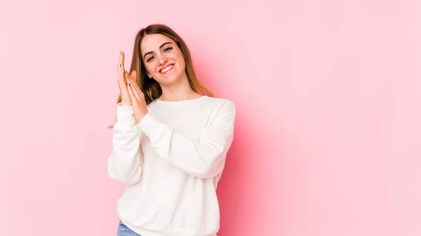 Mulher Caucasiana Jovem Isolado Fundo Rosa Sentindo Enérgico Confortável Esfregando — Fotografia de Stock