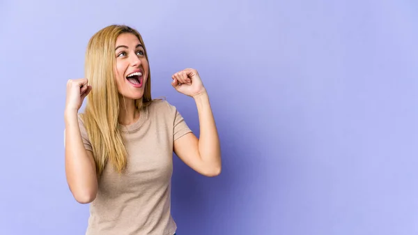 Ung Blond Kaukasisk Kvinna Höja Näve Efter Seger Vinnare Koncept — Stockfoto