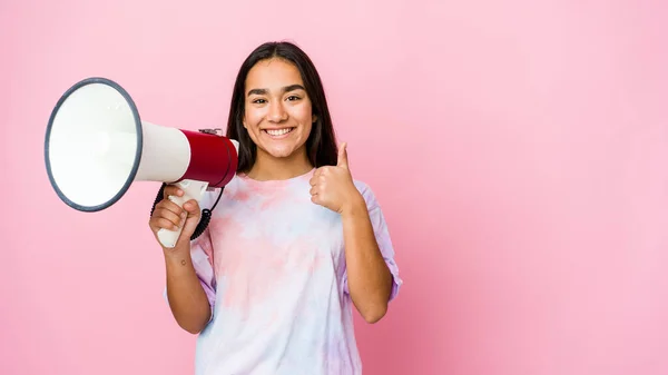 Jonge Aziatische Vrouw Houden Een Megafoon Geïsoleerd Roze Achtergrond Glimlachen — Stockfoto