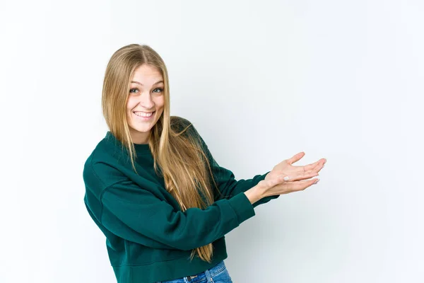 Mladé Blondýny Žena Izolované Bílém Pozadí Držení Kopírovací Prostor Dlani — Stock fotografie