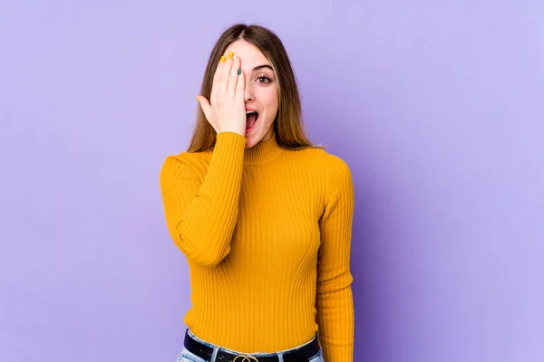 Jovem Mulher Caucasiana Isolada Fundo Roxo Divertindo Cobrindo Metade Rosto — Fotografia de Stock