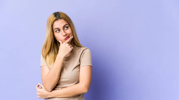 Joven Rubia Caucásica Pensando Mirando Hacia Arriba Siendo Reflexiva Contemplando — Foto de Stock