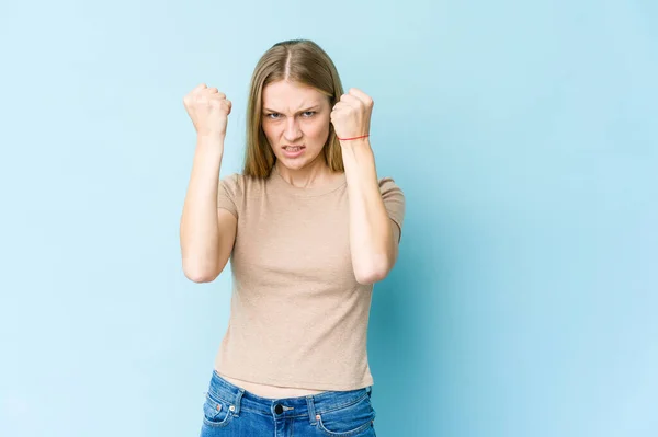 Jeune Femme Blonde Isolée Sur Fond Bleu Bouleversé Crier Avec — Photo