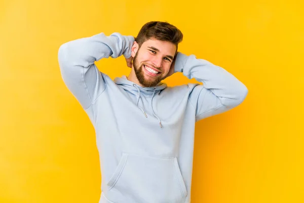 Young Caucasian Man Isolated Yellow Background Stretching Arms Relaxed Position — Stock Photo, Image