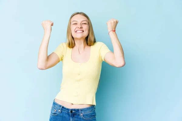 Junge Blonde Frau Isoliert Auf Blauem Hintergrund Jubelt Unbeschwert Und — Stockfoto