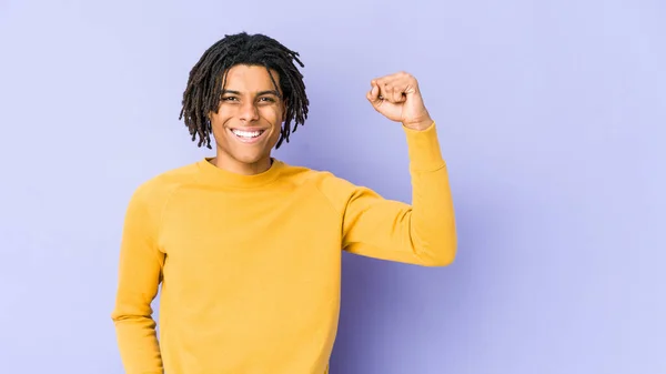 Joven Hombre Negro Vistiendo Peinado Rasta Animando Despreocupado Emocionado Concepto —  Fotos de Stock