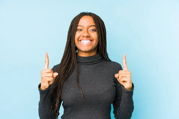 Jonge Afrikaanse Amerikaanse Vrouw Geïsoleerd Blauwe Achtergrond Geeft Met Beide — Stockfoto