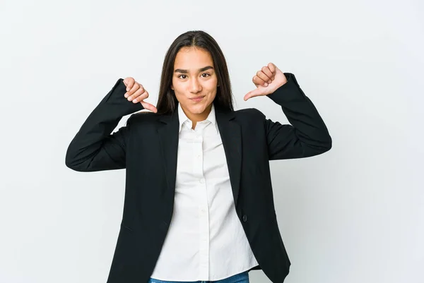 Joven Asiático Bussines Mujer Aislado Blanco Fondo Siente Orgulloso Seguro —  Fotos de Stock