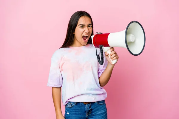 Jonge Aziatische Vrouw Met Een Megafoon Geïsoleerd Roze Achtergrond Schreeuwen — Stockfoto