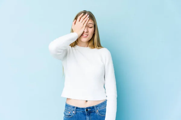 Mladé Blondýny Žena Izolované Modrém Pozadí Něco Zapomíná Pleskání Čelo — Stock fotografie