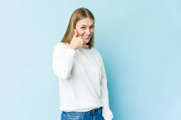 Giovane Donna Bionda Isolata Sfondo Blu Mostrando Gesto Chiamata Cellulare — Foto Stock