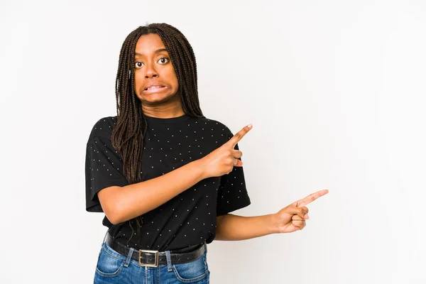 Mladá Africká Americká Žena Izolované Bílém Pozadí Šokované Ukazuje Ukazováčkem — Stock fotografie