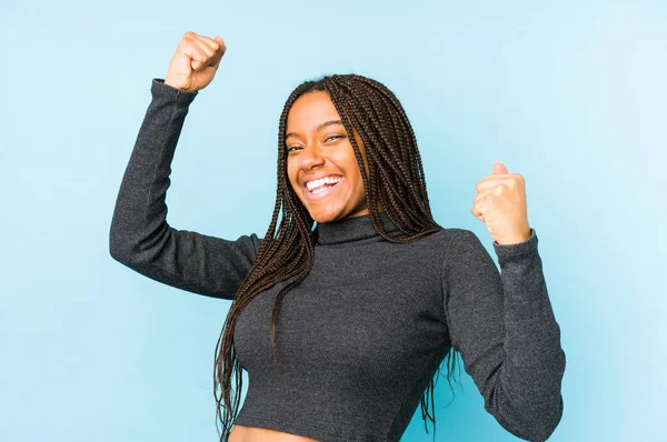 Young African American Woman Isolated Blue Background Celebrating Special Day — Stock Photo, Image