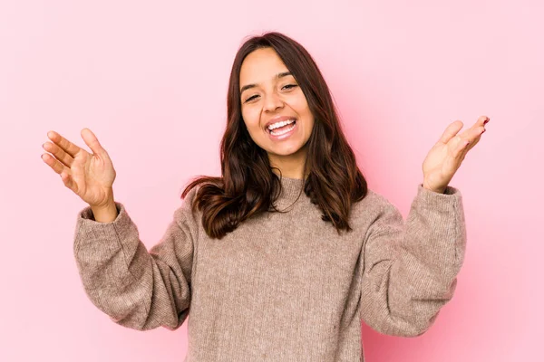 Giovane Donna Ispanica Razza Mista Isolato Celebrando Una Vittoria Successo — Foto Stock