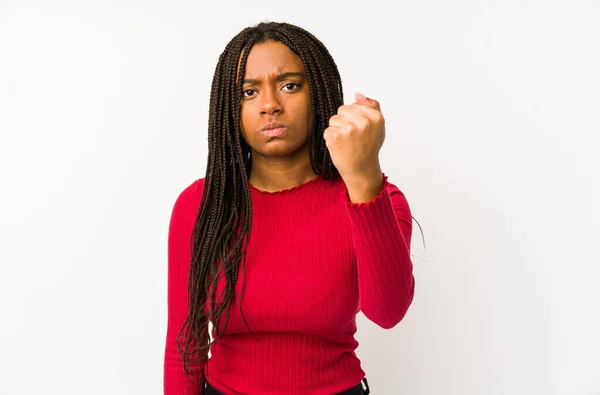 Молодая Африканская Американка Изолированная Показывает Кулак Камере Агрессивное Выражение Лица — стоковое фото