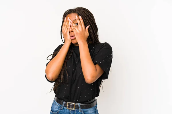 Mladá Africká Americká Žena Izolované Bílém Pozadí Blikat Přes Prsty — Stock fotografie