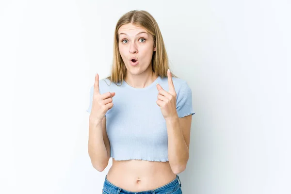 Giovane Donna Bionda Isolata Sfondo Bianco Rivolta Verso Alto Con — Foto Stock