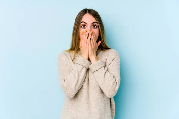 Mujer Joven Caucásica Aislada Sobre Fondo Azul Impactada Cubriendo Boca — Foto de Stock